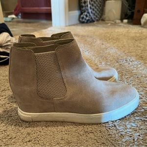 Women’s wedge sneakers
